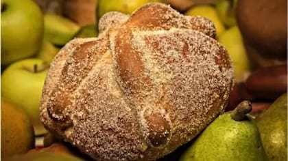 En México se espera con ansias esta época del año para disfrutar del tradicional pan de muerto, que simula tener unos huesos en la parte superior