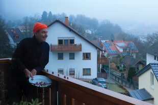 “En mi balcón siempre pongo un plato con bolitas de carne para alimentar a los cuervos salvajes. Desde que vine a esta casa empecé a darles y se hizo un comedero, especialmente en invierno que escasea el alimento para los cuervos”, nos cuenta.