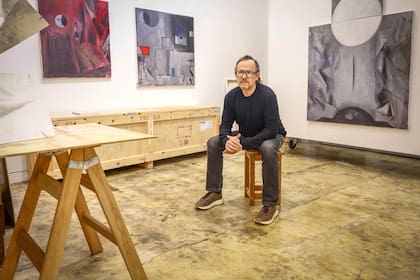 "En mi taller soy cuidadoso con mi obra, pero no tan puntilloso como para usar guantes blancos. Son cosas que están y que conviven conmigo", dice Kuitca