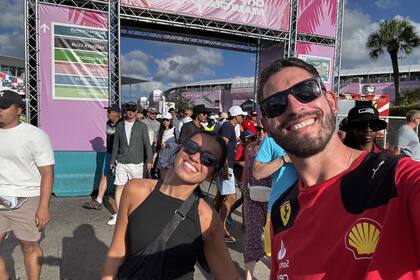 En Miami, Juan Manuel conoció a su actual esposa. Hoy viven en Orlando, una transición que no resultó sencilla.