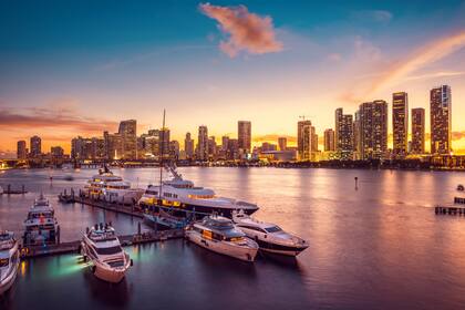 En Miami, las temperaturas máximas descienden notablemente durante el otoño, desde los 89 °F (31,6 °C) en septiembre hasta los 79 °F (26,1 °C) en noviembre