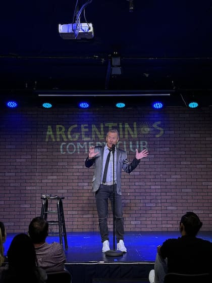 En Miami, realiza shows privados y presentaciones en teatros