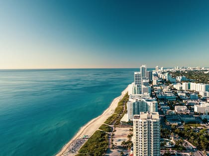 En Miami, una familia de cuatro personas requiere aproximadamente US$5550 mensuales sin incluir el alquiler, mientras que un individuo soltero necesita cerca de US$1491
