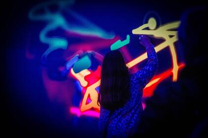 En MIJU Practicá el arte urbano del graffiti utilizando aerosoles con sensor que proyectan digitalmente los trazos sobre el muro