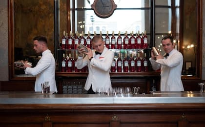 En Milan, el centenario Bar Camparino sigue preparando cocteles como el primer día.