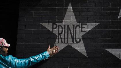 En Minneapolis, una mujer toca la estrella del músico