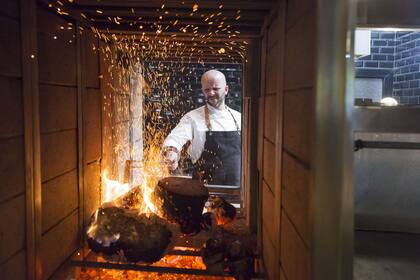 En Mishiguene Fayer, Tomás Kalika cuenta con cinco fuegos distintos