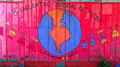 En Misiones chicos de escuelas primarias pintaron un cartel del Encuentro