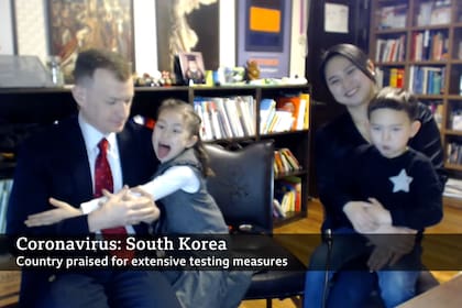 En modo home office desde Corea del Sur, el analista Robert Kelly volvió a dar una entrevista por videollamada, esta vez acompañado por su familia