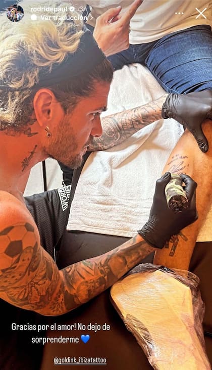 En modo "tatuador" Rodrigo de Paul firmó la pierna de un amigo (Foto: Instagram @rodridepaul)
