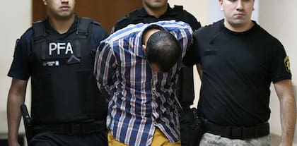 En momentos de gran afluencia, la capacidad de estas instalaciones se ve rebasada, lo que prolonga la estancia de los migrantes más allá del tiempo establecido por los protocolos