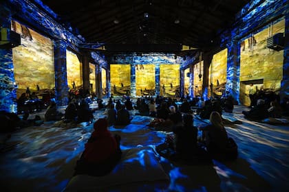 En Monet Inmersivo las imágenes se expanden sobre paredes, piso y techo, mientras una banda sonora y una narración guían el recorrido por los principales períodos creativos del artista