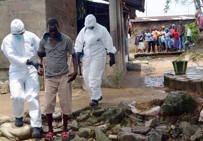 En Monrovia, un liberiano infectado por el Ébola es trasladado por personal especializado