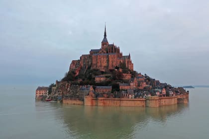 En Mont-Saint-Michel, Francia, está el castillo que se asemeja al de los padres de Rapunzel