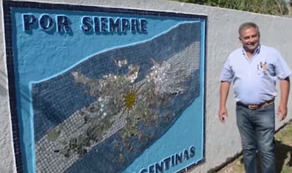 En Monte Buey, Ventura en el monumento que el municipio les hizo a los soldados que estuvieron en Malvinas durante el conflcito con Inglaterra
