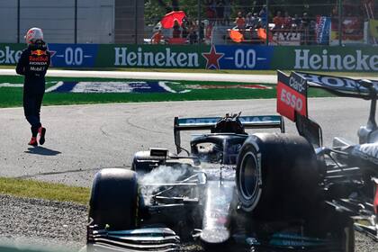 En Monza, Verstappen caminando rumbo a los boxes mientras Hamilton todavía no pudo salir del Mercedes.