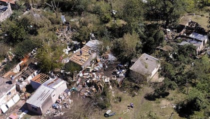 En Moreno, la fuerza del temporal dejó cuatro muertos y serios destrozos en viviendas e instituciones, además de la caída de cientos de árboles, antenas y carteles