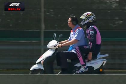 En moto: así fue trasladado Jack Doohan a los boxes luego de que se detuviera su monoplaza