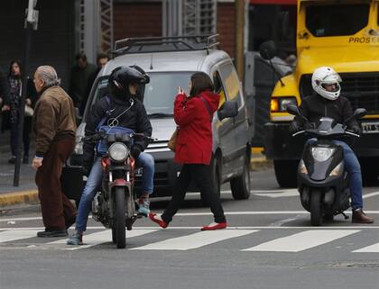 En muchas esquinas porteñas, la gente se ve obligada a esquivar las motos que invaden la senda peatonal