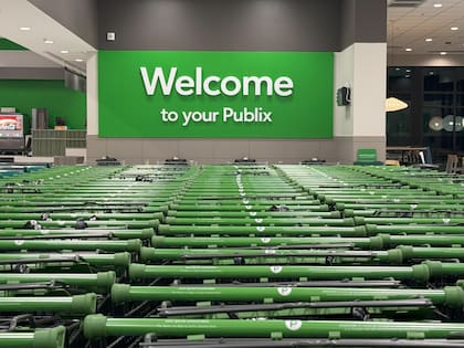 En muchas tiendas Publix, hay estaciones con canastas de frutas gratuitas para niños