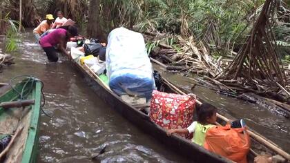 En muchas zonas del Darién, sus habitantes tienen que empujar sus embarcaciones debido a los bajos niveles del río o porque hay problema de sedimentación que no permiten la navegación.