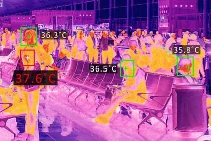 En muchos aeropuertos se les toma la temperatura a los pasajeros al llegar
