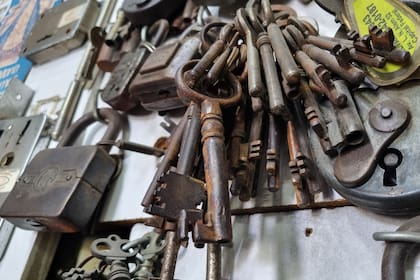 En muchos de los edificios céntricos aún se conservan las cerraduras antiguas