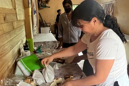 En muchos espacios educativos se distribuyen meriendas reforzadas pero para Meyer es muy importante resaltar que no es un merendero. “No busca ser un comedor con tarea sino el espacio de contención en donde se acompaña todo lo que el chico le pasa en esa edad de su vida”, explica.