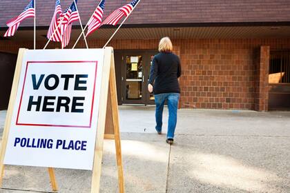 En muchos estados se establecieron leyes para evitar la intimidación de los votantes y la obstrucción de las entradas a los centros de votación (Foto: NCSL)