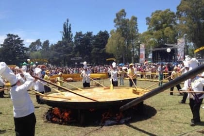 En muchos lugares alrededor del mundo siguen la tradición de Bessières, una localidad a 30 kilómetros de Toulouse, de preparar omelettes gigantes, como en Pigüe en la Argentina