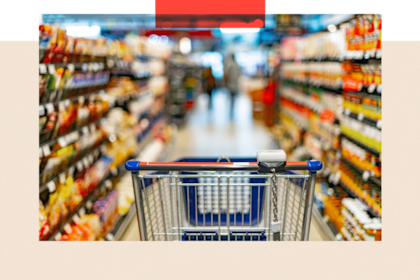 En muchos países, los alimentos en los supermercados tienen etiquetas que advierten sobre su alto contenido de sal, grasas saturadas o azúcares.