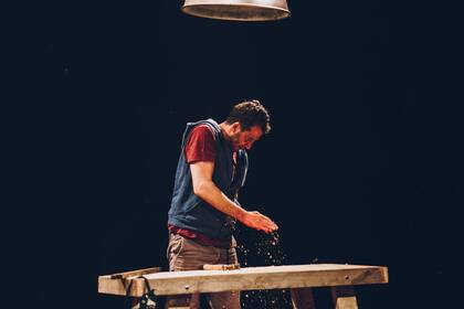 En Muerde, el actor explora los límites de la coherencia y la marginalidad en torno a seres vulnerables