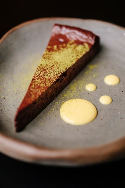 En Musgo sirven una torta de chocolate que lleva azafrán en su receta.