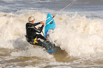 En muy buen estado
físico, Eduardo
enfrenta las olas