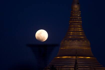 En Myanmar la luna se mostró con todo su esplendor