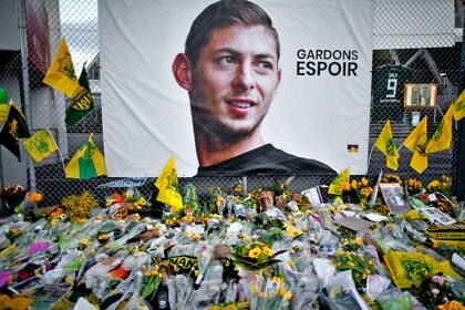 En Nantes los fanáticos dejan flores frente a una gigantografía de Sala
