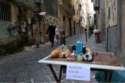 En Napoles, los vecinos dejan alimentos en la calle para aquellos que no tengan para comer; después de 26 días de confinamiento por el coronavirus, la solidaridad y la limosna es fundamental para sostener las medidas de cuidado