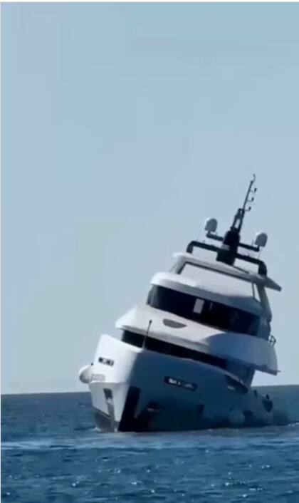 En náutica, “escorarse” significa que una embarcación se inclina hacia uno de sus costados (estribor o babor) de manera notoria