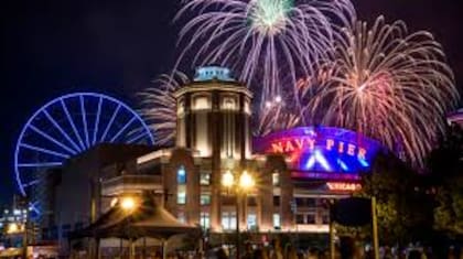 En Navy Pier se lleva a cabo una noche de fuegos artificiales para conmemorar el Día de San Valentín en Chicago (Telemundo)