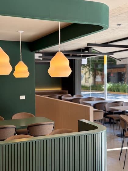 En Negro, El Salvador, hay áreas delimitadas que permiten encontrarse a tomar algo, pero también llevarse la computadora para trabajar en equipo