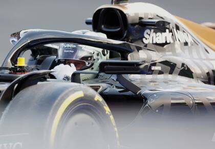 En negro y dorado, el automóvil que conduce el actor en este
nuevo y ambicioso proyecto, en el que participan los diez equipos de la F1, los pilotos y la Federación Internacional del Automóvil (FIA).