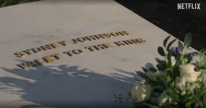 En Netflix, se muestra la tumba de quien fuera la persona de confianza del Eduardo VIII: "Sydney Johnson, valet del rey"