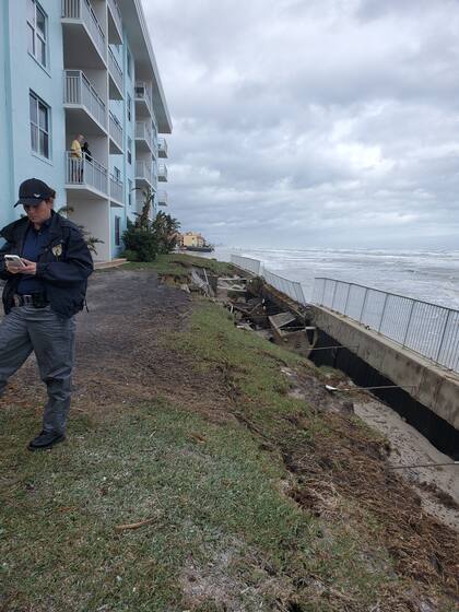 En New Smyrna Beach evacuan condominios por estructuras inestables debido a la erosión de la playa