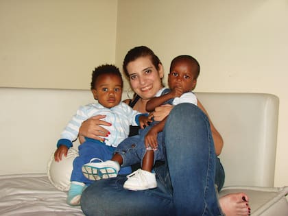 "En ningún momento de mi vida me arrepentí o tuve algún disgusto con mi familia porque nunca recibí malos tratos, siempre todo era con sonrisas", cuenta Kennedy, quien fue adoptado por Paulina Karadagian cuando tenía un año y siete meses de edad.