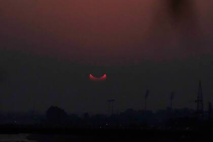 En ningún momento del eclipse, el Sol quedó cubierto por completo (AP Photo/Channi Anand)