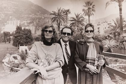 En Niza, con Teté Coustarot y Roberto Giordano, a punto de abordar un helicóptero que los llevaría a Mónaco como invitados a la célebre Gala de la Cruz Roja