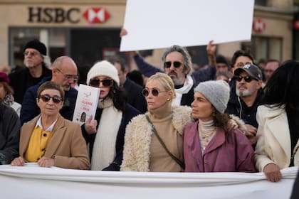 En noviembre de 2023, Isabelle Adjani, con el gorro blanco y sus colegas Ariane Ascaride, izquierda, Emmanuelle Beart, centro, y la cantante francesa Yale Naim, derecha, asisten a una marcha silenciosa para pedir la paz entre israelíes y palestinos, en París