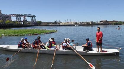 En noviembre más de 300 remeros navegaron 12 km en el Riachuelo bajo la consigna ambiental de recuperar el río