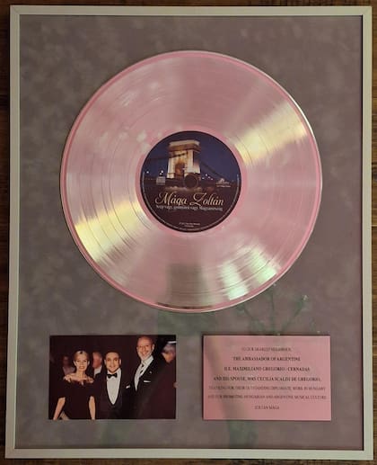 "En nuestra noche de despedida, al concluir mi labor acompañando la representación argentina como esposa de un diplomático profesional, nos deparó la última de sus emocionantes sorpresas: el obsequio de uno de sus trofeos, el premio Phonogram 2011"