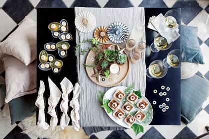 En nuestra propuesta, las consignas para el menú fueron dos: rico y práctico. Entonces finger food en coqueta vajilla descartable.